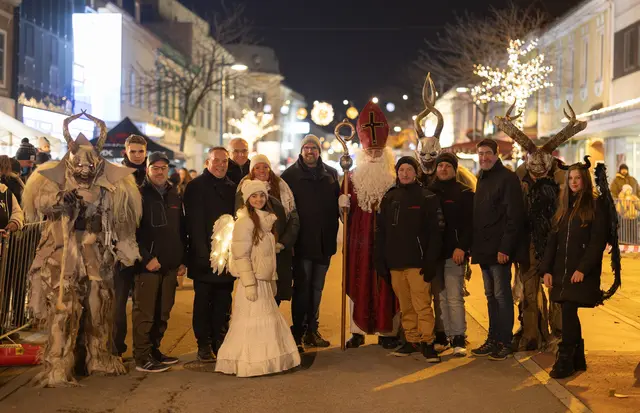 Christoph Lackner (Lucifers Schattenfürsten), Stadtrat Gerhard Irxenmayer, Stadtrat Heinz Ettlinger, Engerl Selina Korner, Gemeinderätin Michaela Müller-Guttenbrunn, Vizebürgermeister Markus Brandstetter, Nikolaus Friedrich Brenner, Kevin Schaufler (Obmann Lucifers Schattenfürsten), Raphael Helmreich (Lucifers Schattenfürsten), Stadtrat Stefan Jandl, schwarzer Engel Mia Winkler mit Lucifers Schattenfürsten. | Foto: Stadtgemeinde Amstetten