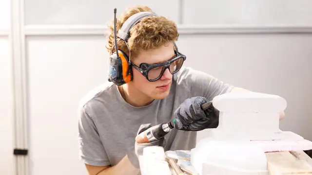 Steinmetz-Staatsmeister Markus Pongruber in Aktion. | Foto: SkillsAustria 