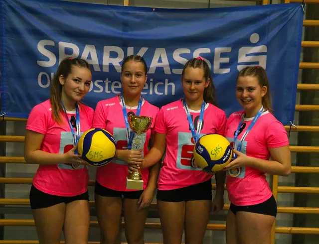 Das erste "Pink Panther"-Team der Sportmittelschule Schärding kürte sich ungeschlagen zum Volleyball-Regionsmeister. | Foto: SMS Schärding