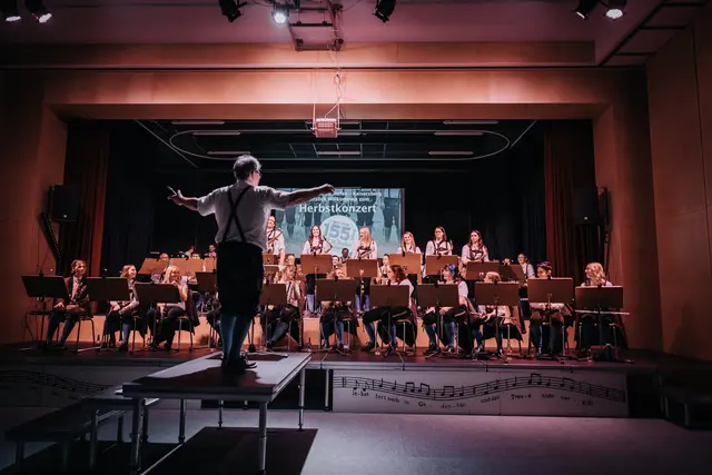 Ein voller Saal und begeisterte Besucherinnen und Besucher: Das grandiose Jubiläumskonzert, das Tradition und musikalische Innovation auf beeindruckende Weise vereinte. | Foto: MV St. Stefan-Kaisersberg/Martin Meusburger