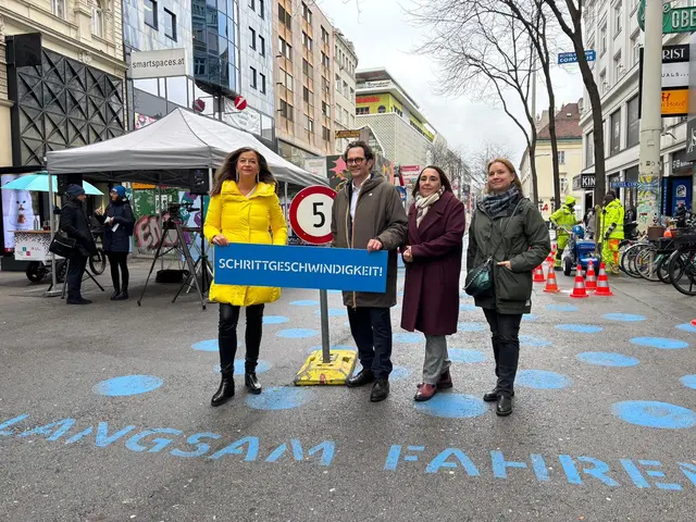 v. l.: Mobilitätsstadträtin Ulli Sima (SPÖ), Neubau-Bezirkschef Markus Reiter (Grüne), Bezirksvorsteher-Stellvertreterin in Mariahilf, Julia Lessacher (SPÖ) und Mobilitätssprecherin der Neos Wien, Angelika Pipal-Leixner. | Foto: Pia Rotter/MeinBezirk