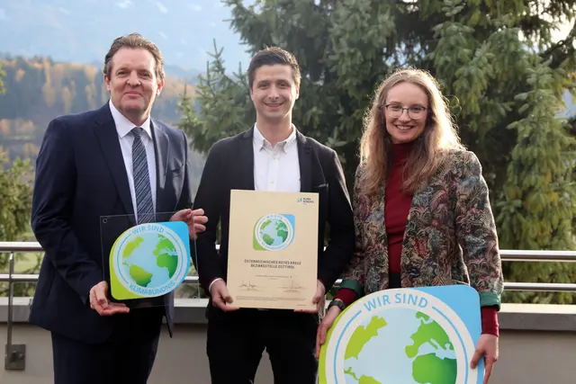 Landesrat René Zumtobel (Obmann Klimabündnis Tirol), Alexander Perry (Geschäftsführer Rotes Kreuz Bezirksstelle Osttirol) und Johanna Nagiller (Klimabündnis Tirol) | Foto: Rotes Kreuz Tirol