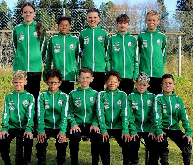 Diese neuen Trainingsanzüge stärken den Teamgeist und passen den jungen Kickern wie angegossen. Danke den Sponsoren! | Foto: Privat