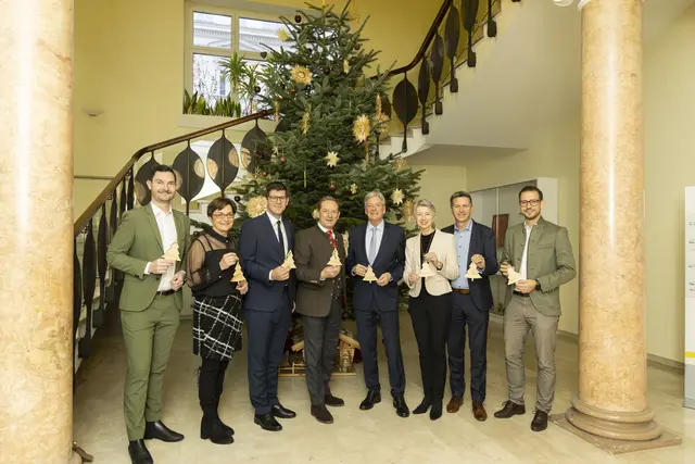 LH Peter Kaiser übernahm gemeinsam mit seinem Regierungsteam den Christbaum aus der Christbaumzucht der Familie Irsner aus Gmünd, übergeben durch „Land &amp; Forst“-Obmann Christian Benger (Mitte, rechts von LH Kaiser) | Foto: LPD/Just BU