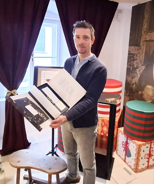 Christian Habring mit seinen Werken. | Foto: Josef Wind