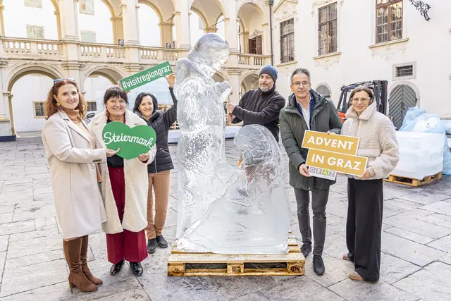 Freuen sich auf die Eiskrippe: Susanne Haubenhofer (Geschäftsführerin Tourismusverband Region Graz), Landeshauptmann-Stellvertreterin Manuela Khom, Sylvia Loidolt (Vorsitzende Tourismusverband Region Graz), Antti Pedrozo (Projektleiter von Frostiart), Wirtschaftsstadtrat Kurt Hohensinner und Advent-Organisatorin Verena Hölzlsauer (Holding Graz). 
 | Foto: Foto Fischer