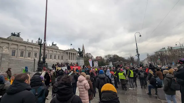 Bereits vor der Taxifahrer-Demo versammelten sich Angehörige der Sozial-, Bildungs- und Gesundheitsberufe vor dem Parlament. | Foto: Lukas Ipirotis/MeinBezirk