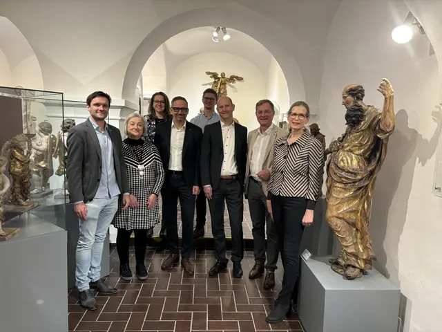 Vertreter der Rieder Stadtpolitik und der Kulturabteilung mit den beiden Sparkassen-Vorständen Christian Haid (4.v.l.) und Stefan Knödlstorfer (6.v.l.).  | Foto: MB/Wiesbauer