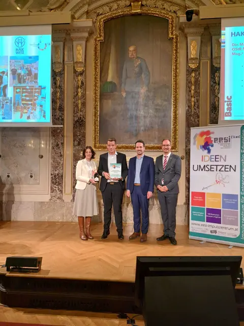 Bei der feierlichen Übergabe hob das Bildungsministerium die kontinuierliche Arbeit des engagierten Schulteams hervor. | Foto: zVg