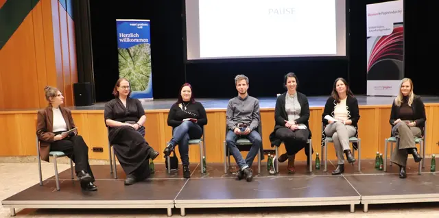 Die Podiumsdiskussion zeigte auf, dass Frauen in der Papierindustrie alle Karrierewege offen stehen. Links im Bild: Moderatorin Katharina Neubauer, Maria Gusterer-Otter, Sabrina Glettler  und Gert Franthall/Personalverantwortlicher im Arbeiterbereich (alle Sappi).  | Foto: Edith Ertl