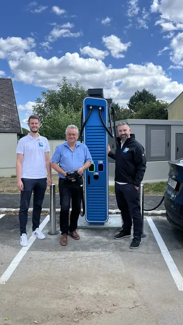 Es wurde eine Stromtankstelle mit Schnelllader errichtet, um die Ladeinfrastruktur für Elektrofahrzeuge im Ort auszubauen und auf die steigende Nachfrage zu reagieren. | Foto: Jedenspeigen