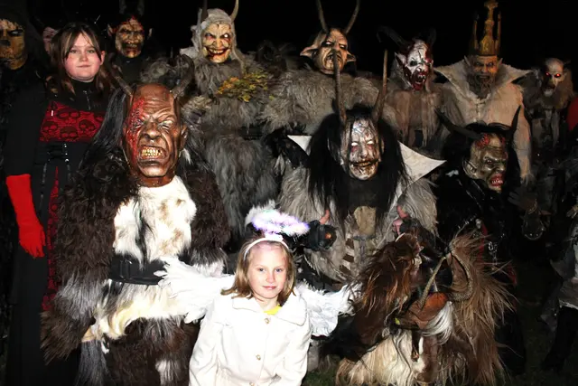 Titelfoto Gänserndorf: Mit grimmiger Miene und schwerem Kostüm jagten die Krampusse in Dörfles den Zuschauern eine wohlige Gänsehaut über den Körper. | Foto: Rebekka Sadiki-Peckary