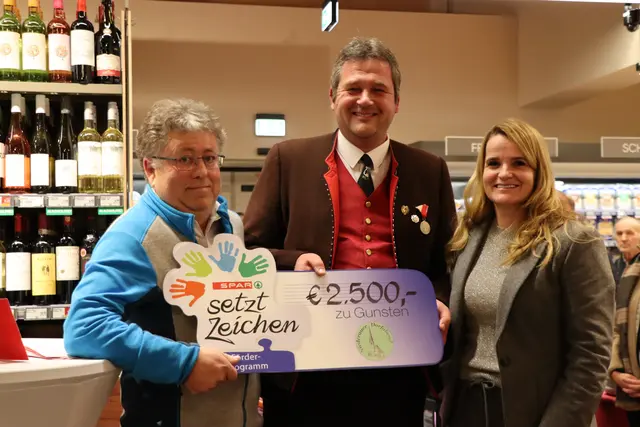 2.500 Euro Spende gingen an den Verein "Niederauer Dorfabend". Im Bild Obmann Stv. Franz-Josef Luchner, Obmann Markus Dummer und Spar-Geschäftsführerin Patricia Sepetavc (v.l.). | Foto: Christiane Nimpf