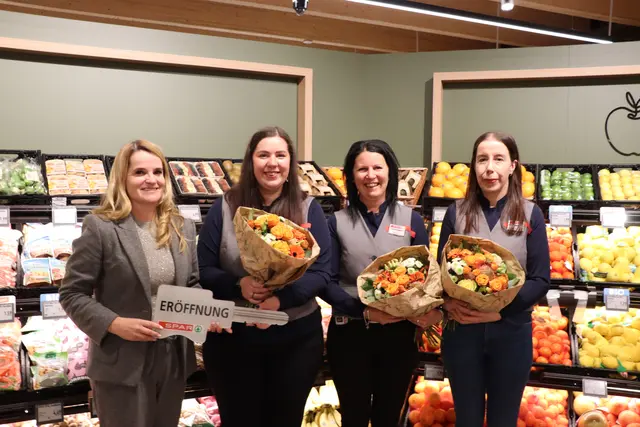 Patricia Sepetavc, Geschäftsführerin Spar Tirol und Salzburg, mit Spar-Marktleiterin Daniela Rangger und ihren Stellvertreterinnen Anita Gusch und Ayse Gelmez (v.l.). | Foto: Christiane Nimpf