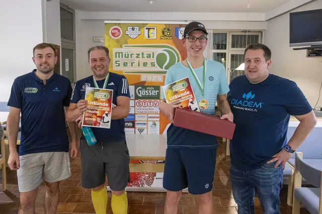 Bei den Herren B besiegte Sebastian Rosenbichler (SG Bruck-Kindberg) im Finale Fritz Nowak vom TV Schwöbing. | Foto: Mürztal Series Wintertour