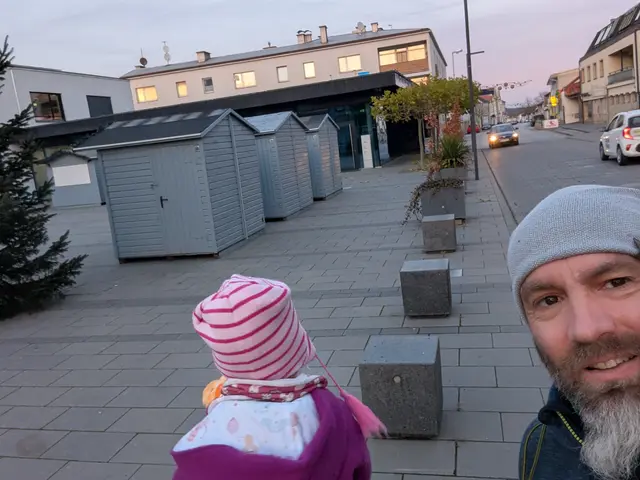 Gerhard Weninger wirft gemeinsam mit seiner Tochter einen Blick auf die Verkehrssituation beim Adventsmarkt in Ternitz. | Foto: privat