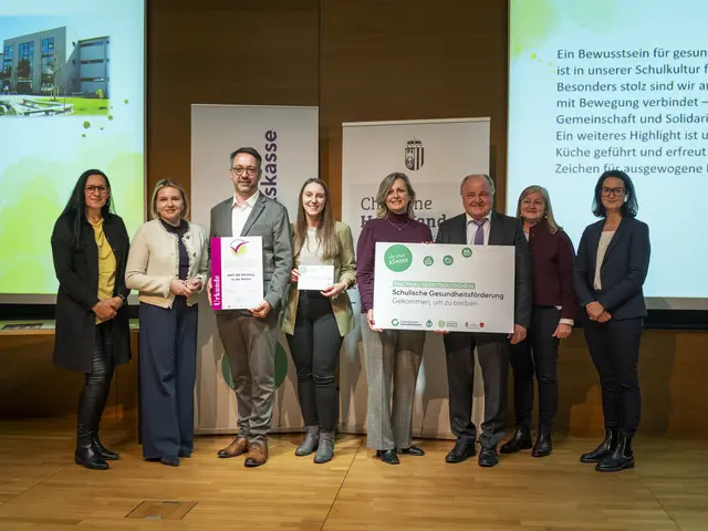 Ursula Jekal, LAbg. Astrid Zehetmair, Direktor Dietmar Meran, Daniela Kühn, Sabine Sperl (Marktgemeinde Wartberg), Bürgermeister Franz Karlhuber, Fachinspektorin Annemarie Thaller, Bettina Stadler (ÖGK) (von links) | Foto: ÖGK