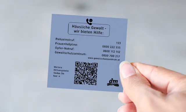 Visualisierung: Kundinnen und Kunden erhalten gemeinsam mit dem Kassabon einen Check-out-Coupon mit wichtigen Notrufnummern und Hilfsangeboten, die auch via QR-Code aufgerufen werden können. | Foto: dm
