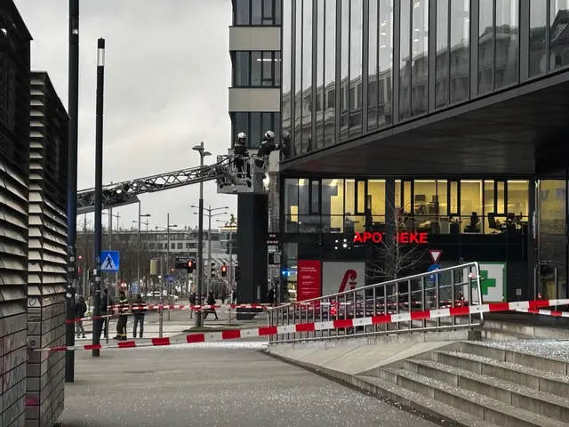 Feuerwehreinsatz am Mittwochmorgen beim Icon-Tower in Wien. Mehrere Fensterscheiben gingen wohl zu Bruch. | Foto: Barbara Schuster/MeinBezirk
