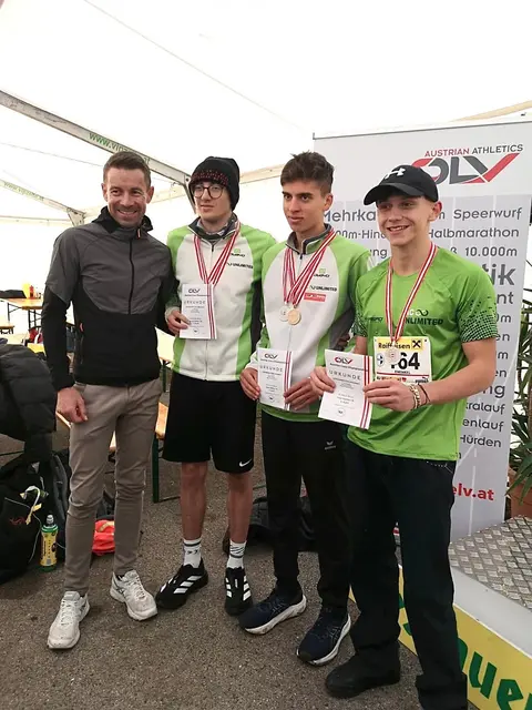 Trainer Dieter Pratscher mit seinem Team – stolz auf die starken Leistungen seiner Athleten. | Foto: LAC Unlimited