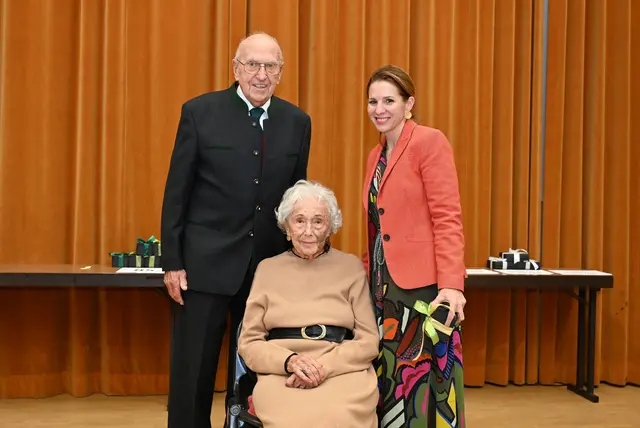70 Ehrejahre: Stefan und Ingrid Kloss zur Platin Hochzeit mit Bürgermeisterin Carmen Jeitler-Cincelli. | Foto: 2025psb/sap