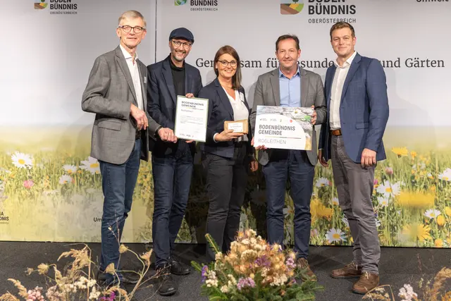 Neu dabei ist die Gemeinde Roßleithen. Von links: Christian Steiner, Vorstandsvorsitzender ELSA, Norbert Rainer, Geschäftsführer Klimabündnis OÖ, Projektleiterin Gerlinde Larndorfer-Armbruster, Bürgermeister Kurt Pawluk, Landesrat Stefan Kaineder | Foto:  Land OÖ/Charlotte Guggenberger