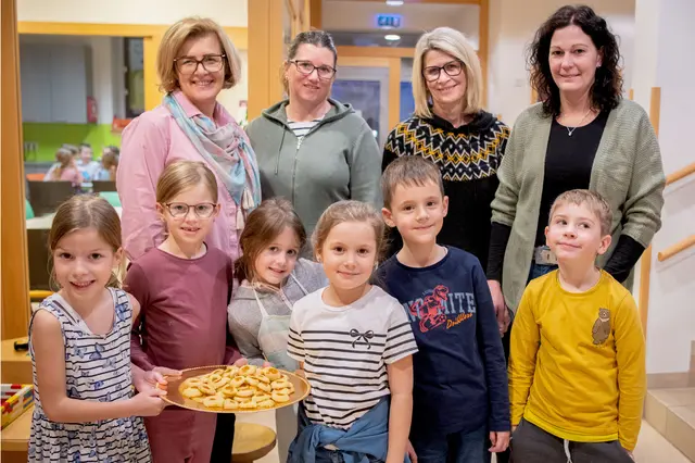 Arbeitskreisleiterin der Gesunden Gemeinde Gerersdorf Arijana Maslic mit den Gesunde Gemeinde-Mitgliedern Andrea Schuster, Veronika Kreimel, Monika Kreimel und einigen Nachwuchsbäcker:innen. | Foto: dielechnerei