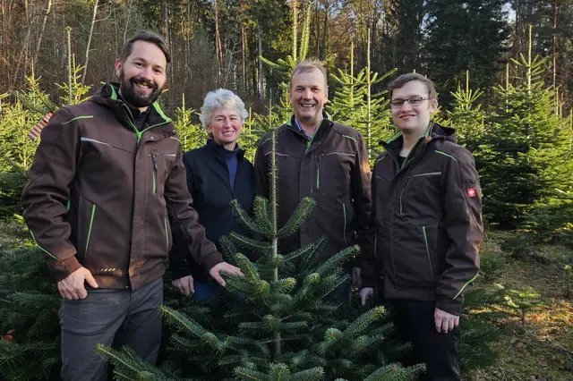 Familie Pessl ist bereit für den Christbaumverkauf.  | Foto: Pessl