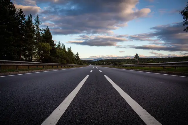 Ein sehr kurzes Stück Autobahn gehört zu Ternitz. | Foto: Ashleigh Robertson/Unsplash