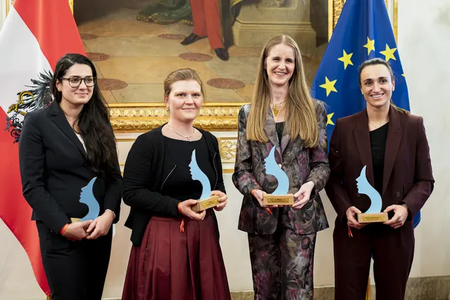 Starke Frauen im Mittelpunkt: Die Preisträgerinnen werden für ihre Leistungen geehrt. | Foto: BKA/Florian Schroetter