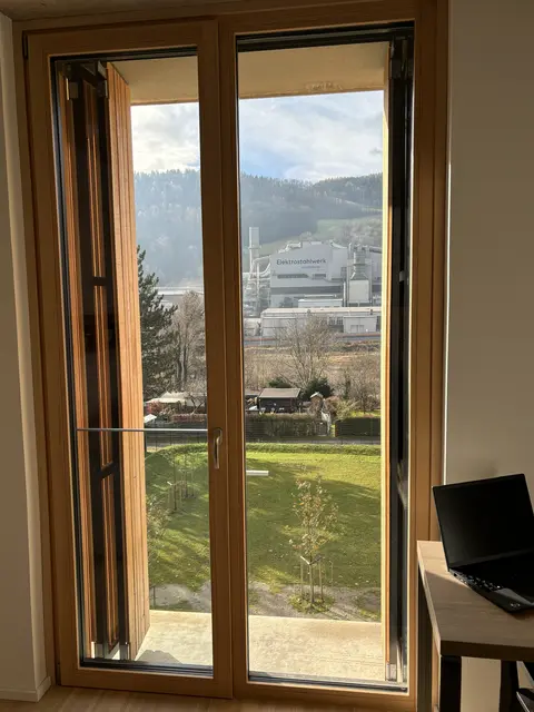 Die Zimmer sind rund 27 m2 große und bieten – zumindest teilweise – einen Blick auf das modernste Edelstahlwerk der Welt. | Foto: MeinBezirk/Angelika Kern