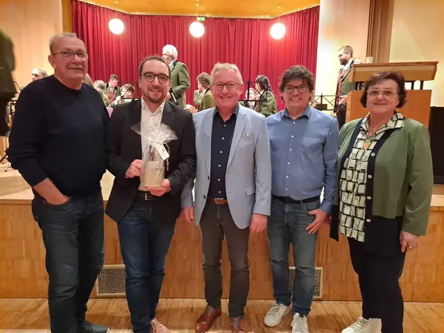 Dietmar Groiss (2.v.l.), Bürgermeister Aschach an der Donau, und Ludwig Prügl, Bürgermeister Markt Obernzell (3.v.l), zeigten sich über die bisherige Kooperation erfreut.  | Foto: Gemeinde Aschach