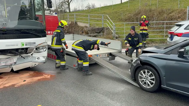 Die Bereichsalarmzentrale alarmierte umgehend die Freiwillige Feuerwehr Erlauf zur Fahrzeugbergung.  | Foto: DOKU-NÖ