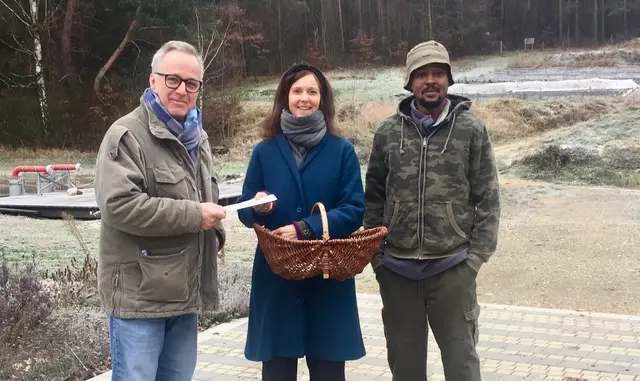 Michaela Hörl übergab dem Sozialarbeiter der VinziRast Herrn Thomas Vorstandlechner (links) und Bashir, einem Bewohner der VinziRast die Geldspende. | Foto: Michaela Hörl