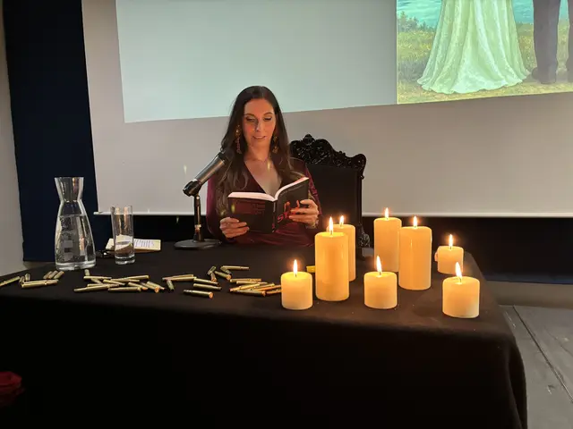 Nicole Praxmarer liest stolz aus ihrem Debütroman.  | Foto: AMG