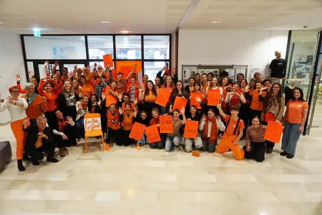 Die HLW FW Kufstein setzt mit der Farbe Orange ein Zeichen für Hoffnung und ein gewaltfreies Zusammenleben.      | Foto: HLW FW Kufstein