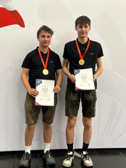 David Seidl und Paul Wohlesser von Flex Althofen holten sich den Staatsmeistertitel in Mechatronik. | Foto: Flex 