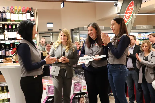 Symbolisch wurde der Schlüssel zur neuen Filiale an das Team übergeben. | Foto: Christiane Nimpf