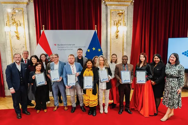 Baumit gewinnt Sonderpreis für „Integration in Österreich“: Staatssekretär Sepp Schellhorn (links) zeichnet erfolgreiche und innovative Projekte weltweit zur Förderung des interkulturellen und interreligiösen Dialogs aus. | Foto: BMEIA / Auer-Grumbach