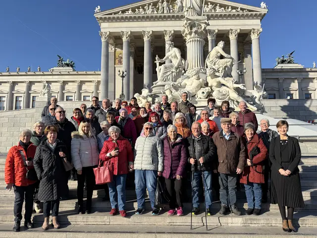 48 Mitglieder des Pensionistenverbandes Enns erlebten eine spannende Parlaments-Führung mit der Nationalratsabgeordneten Sabine Schatz (vorne rechts).  | Foto: Pensionistenverband Enns