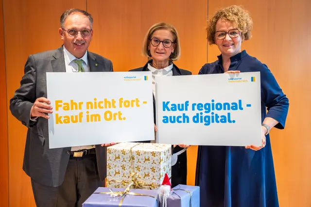 Landtagsabgeordneter Richard Hogl, Landeshauptfrau Johanna Mikl-Leitner, Landesrätin Christiane Teschl-Hofmeister. | Foto: ÖVP