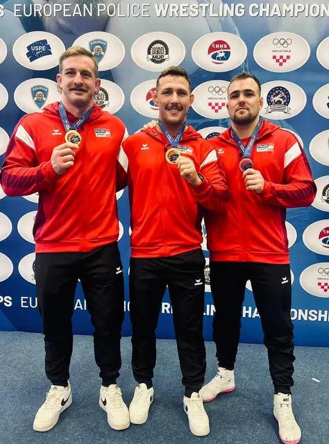 Die erfolgreichen Polizeisportler Gastl, Wagner und Greil mit ihren Medaillen.