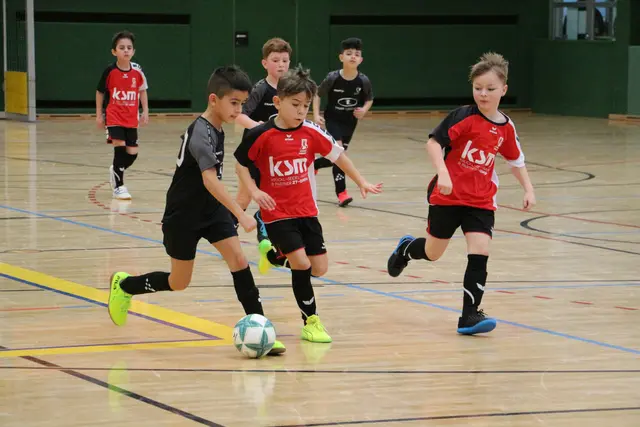 Während die Kinder auf dem Spielfeld um Tore kämpfen, können Besucherinnen und Besucher mit einem einfachen Wangenabstrich vielleicht ein Leben retten. | Foto: Askö Perg