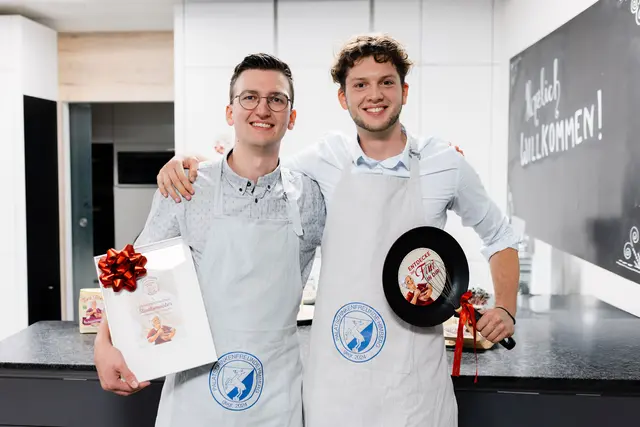 Titelfoto Schwechat: Die Gründer des Vereins „Palatschinkenfreunde Himberg“, David Hamp und Gabriel Marteau,holten sich den ersten Staatsmeistertitel im Palatschinkenschupfen. | Foto: Alexander Zillibauer