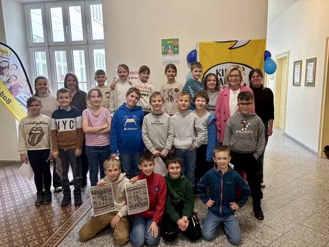 Die 3b Klasse der VS Concordia mit ihrer Pädagogin Claudia Promberger, Bürgermeisterin Ines Schiller, den Mitarbeiterinnen der Kulturservicestelle Andrea Laimer und Danijela Chlibowycz und Birgit Müllegger (KLAR Bad Ischl-Ebensee) beim Tag der Kinderrechte im Stadtamt. | Foto: Stadtgemeinde Bad Ischl