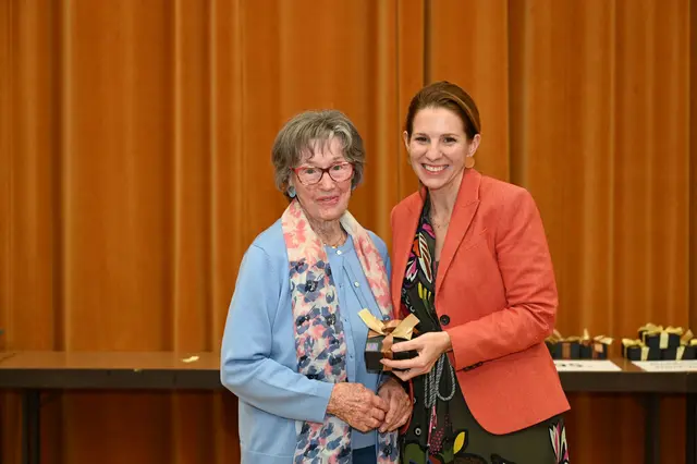 Johanna Schuster feierte ihren 95. Geburtstag, am Bild mit Bürgermeisterin Carmen Jeitler-Cincelli. | Foto: 2025psb/sap