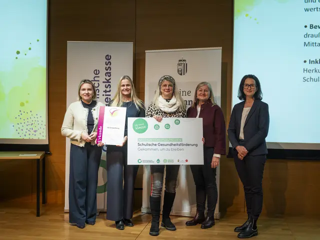 VS Schwertberg: Direktorin Anita Paireder und ihre Stellvertreterin Rita Staudacher-Kastner nahmen die Auszeichnung entgegen. | Foto: ÖGK