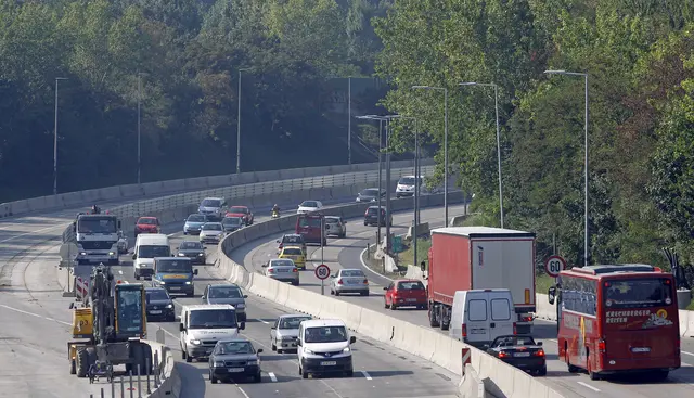Ein Fahrzeug mit fünf Insassen verunfallte am späten Dienstagabend in der Hanssonkurve beim Versuch, von der Polizei zu flüchten. (Archiv) | Foto: APA-Images / APA / GEORG HOCHMUTH