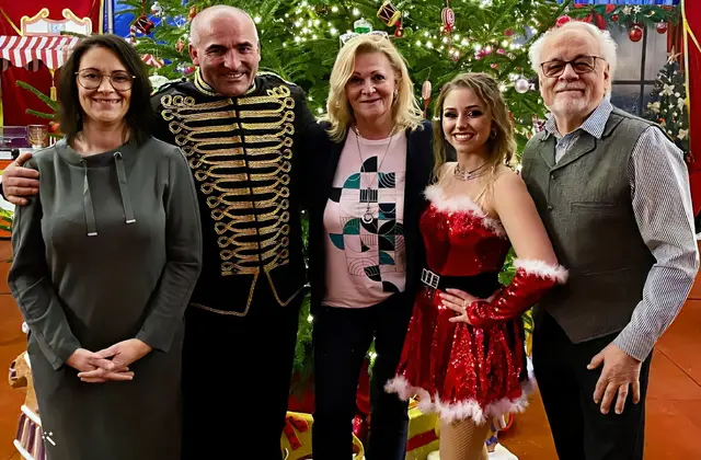 Direktor Kaiser mit den Ehrengästen nach der Premiere 2024 | Foto: Anita