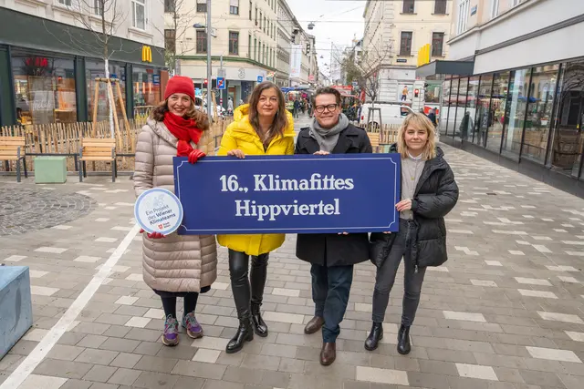 v. l.: Klubvorsitzende Selma Arapović (Neos), Mobilitätsstadträtin Uli Sima, Klimastadtrat Jürgen Czernohorszky und Bezirksvorsteherin Stefanie Lamp (alle SPÖ) präsentieren das neue Grätzl.   | Foto: Valentina Marinelic/MeinBezirk